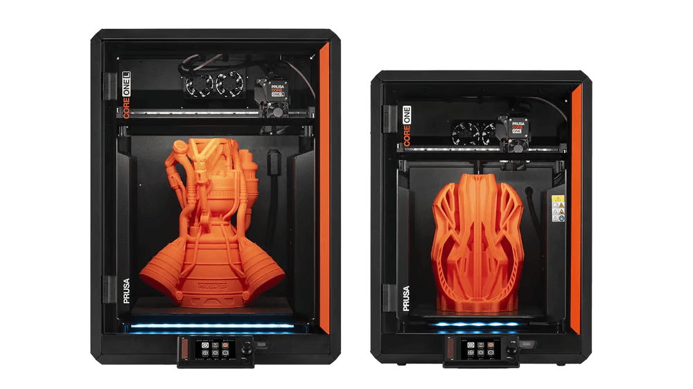 Confronto dimensioni tra Prusa CORE One e CORE One L, con volume di stampa raddoppiato e dimensioni esterne solo il 10% più grandi